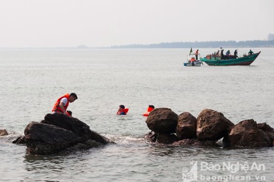 Cập nhật: Đã tìm thấy 1 trong 2 học sinh đi chụp ảnh kỷ yếu bị sóng cuốn