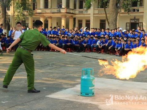 Tập huấn phòng, chữa cháy cho 1000 học sinh, giáo viên tại Anh Sơn