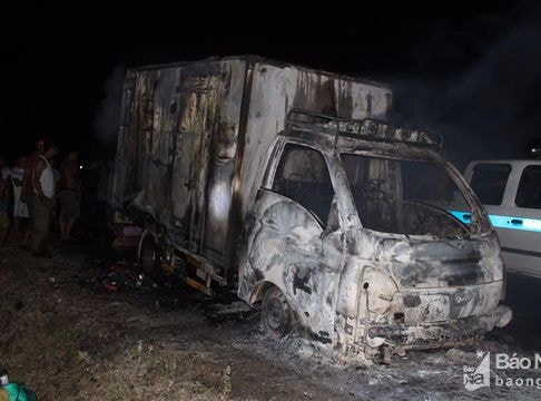 Xe tải bị cháy rụi trên Quốc lộ 7