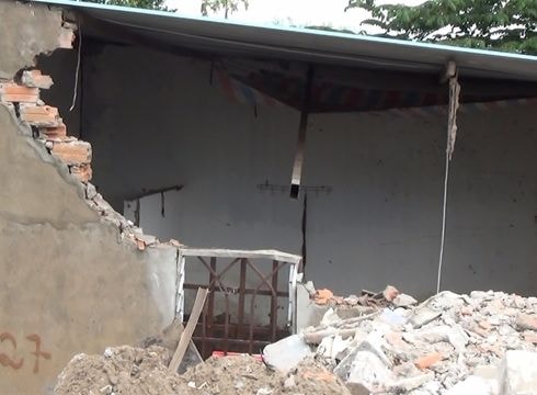 Côn đồ ngang nhiên đập phá dãy nhà trọ, rượt đánh CSGT