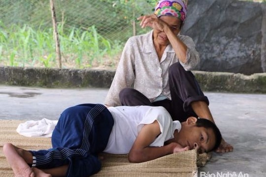 Cụ bà gần 80 tuổi nuôi con tâm thần và cháu nội bại não