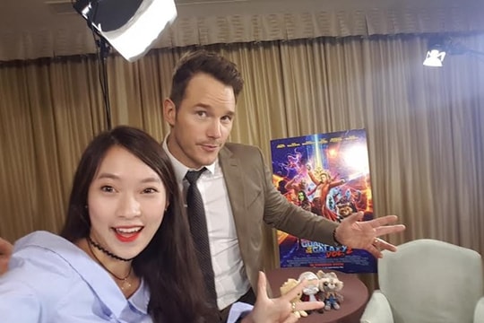 Khánh Vy '7 thứ tiếng' khoe ảnh selfie với sao Hollywood