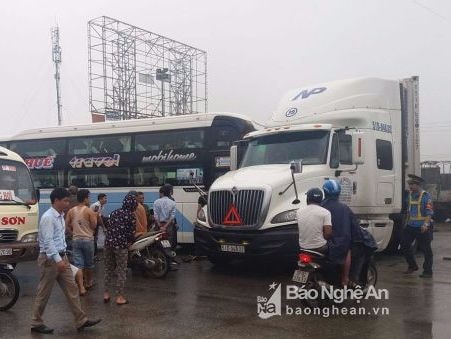 Xe khách va chạm container trước cầu Bến Thủy, hàng chục hành khách khiếp sợ