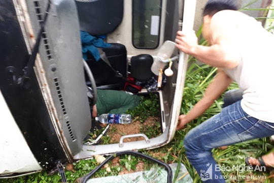 Hàng chục người dân cứu tài xế bị mắc kẹt trong cabin