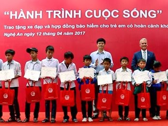 Trao tặng 250 chiếc xe đạp cho học sinh nghèo hiếu học Nghệ An
