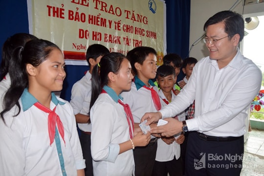 HDBank trao 145 thẻ BHYT cho học sinh xã Quỳnh Thanh (Quỳnh Lưu)