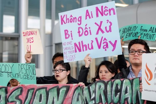Người Mỹ gốc Việt biểu tình phản đối hãng United Airlines