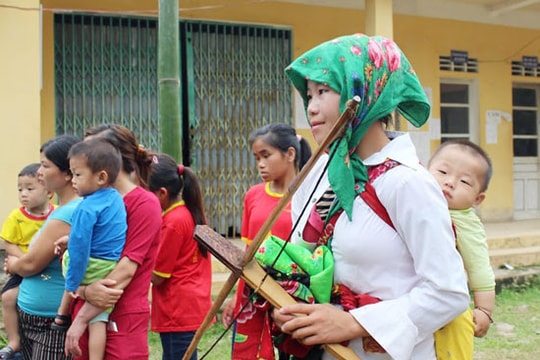 Phụ nữ vùng biên địu con đi bắn nỏ