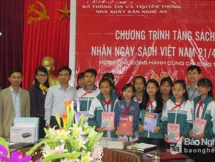 Tặng 2.000 cuốn sách cho học sinh Con Cuông