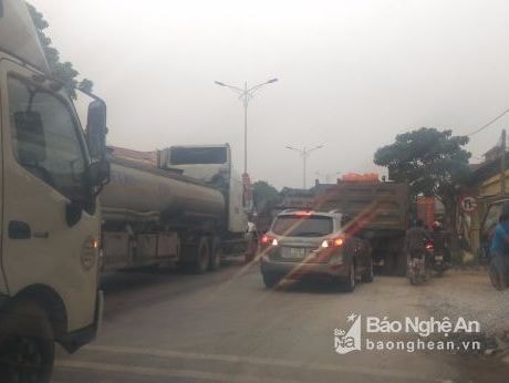 Xe tải nổ lốp va quệt dải phân cách, quốc lộ 1 ùn tắc cục bộ