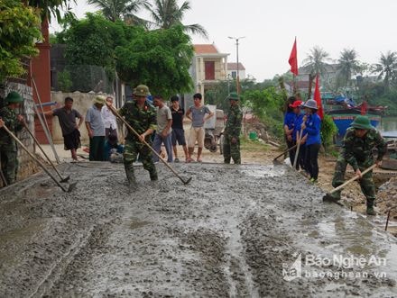 Ban CHQS huyện Quỳnh Lưu giúp giáo dân Song Ngọc làm đường giao thông
