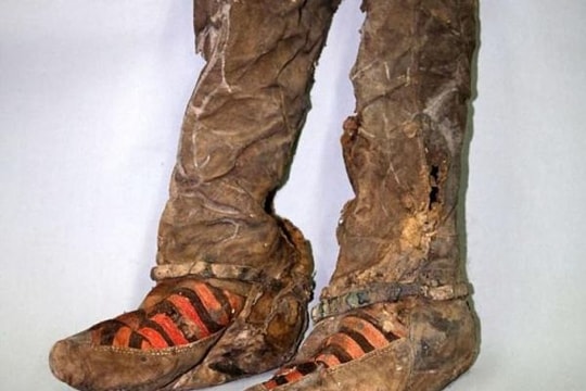 Kỳ lạ xác ướp 1.000 năm đi 'giày thể thao' hiện đại