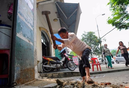Người dân TP Vinh tự tháo dỡ công trình lấn chiếm vỉa hè