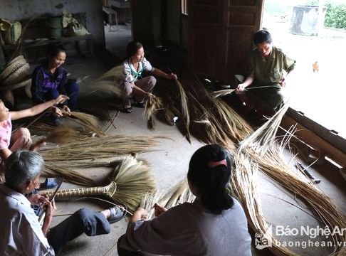 Nghề chổi đót Đức Sơn 'lấy công làm lãi'