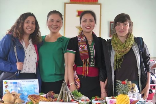 Khách nước ngoài tham gia lễ hội Môn Sơn - Lục Dạ