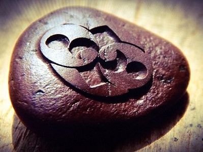 Viên đá lạ nghi mảnh vỡ phi thuyền ngoài hành tinh