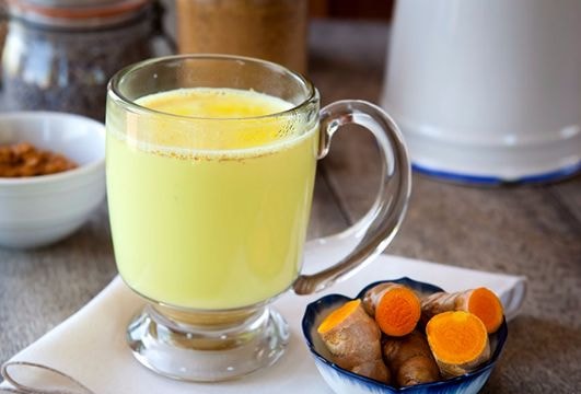 Vì sao bạn nên làm nước nghệ ấm để uống ngay hôm nay