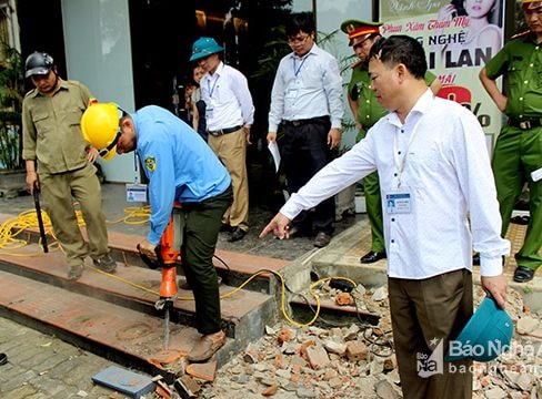 Lãnh đạo thành phố Vinh xuống đường giành lại vỉa hè cho người đi bộ