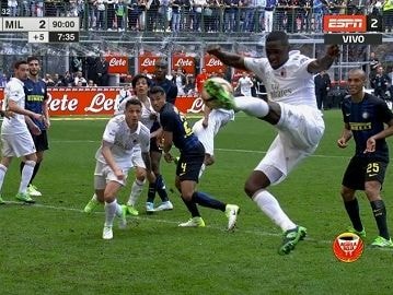 VÒNG 32 SERIE A: Milan buộc Inter chia điểm ở trận hòa siêu kịch tính