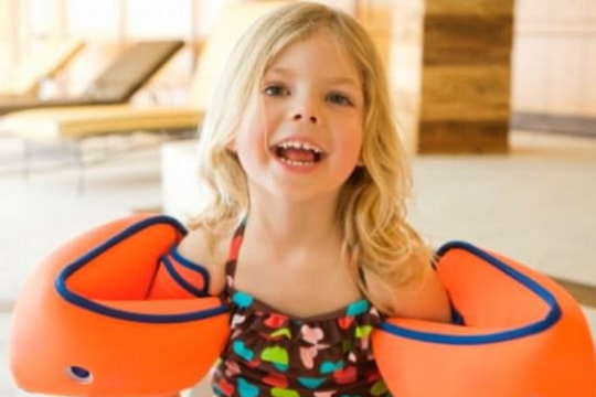 Trẻ học bơi mùa hè: Dè chừng phao tay có thể gây ung thư