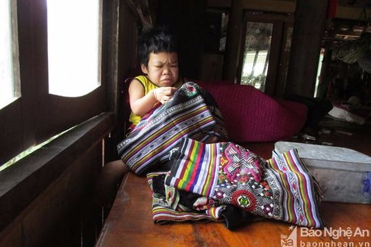 Đôi tay 'vàng' của cô gái tật nguyền