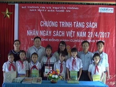 Tặng 2.100 quyển sách cho học sinh Quế Phong