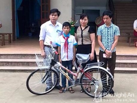 Trao quà cho học sinh khó khăn ở Tân Kỳ