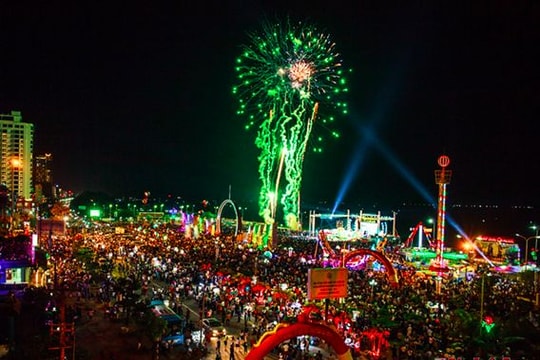 Nhiều sao ca nhạc biểu diễn tại đêm khai hội Cửa Lò 2017