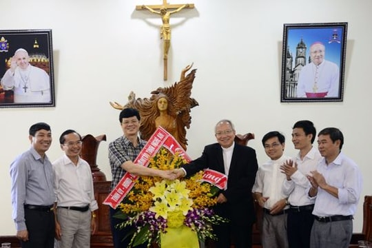 Lãnh đạo tỉnh chúc mừng Tòa giám mục giáo phận Vinh nhân Lễ Phục sinh