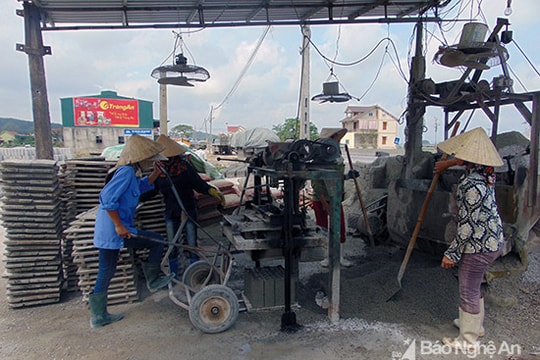 Quỳnh Văn: Đón nhận danh hiệu 2 làng nghề sản xuất gạch không nung