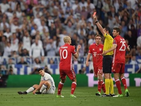 Ấm ức vì trọng tài, Ancelotti nhắc đến công nghệ Video sau khi Bayern bị loại