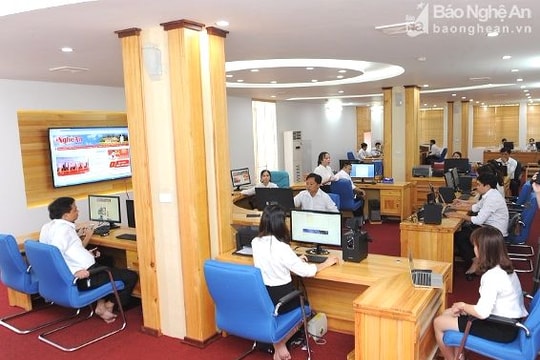 Viết báo đảng, khen hay chê dễ hơn?