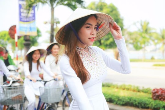 Hồ Ngọc Hà dịu dàng với áo dài, nón lá