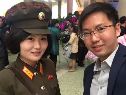 Nữ binh sĩ Triều Tiên gây chú ý với ảnh selfie