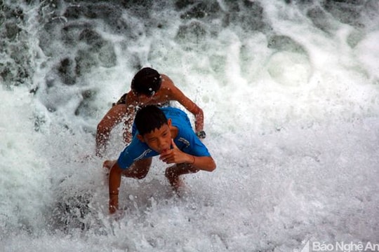 Trẻ em đánh cược với tử thần trên đập Phà Lài