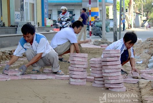 Khó tìm thợ để lát lại vỉa hè sau giải tỏa