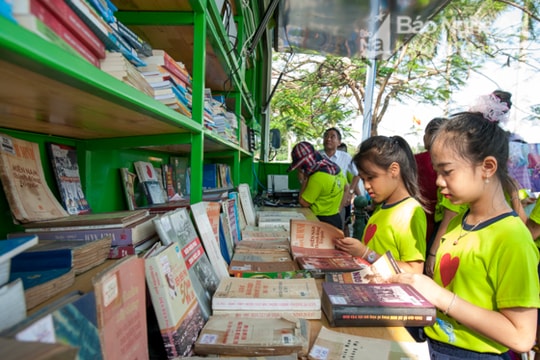 Hàng nghìn người đến với Hội sách Thành Vinh