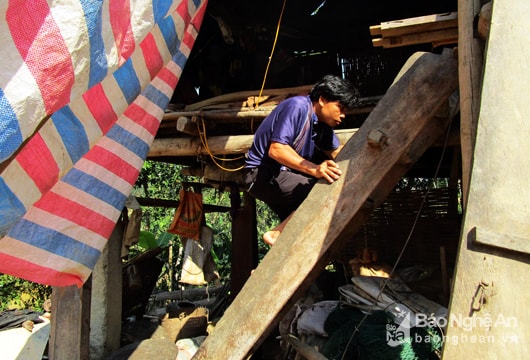 Người đàn ông tật nguyền nuôi mẹ già yếu, em trai mất trí