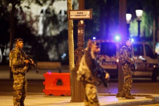 Tấn công khủng bố tại thủ đô Paris, 1 cảnh sát thiệt mạng