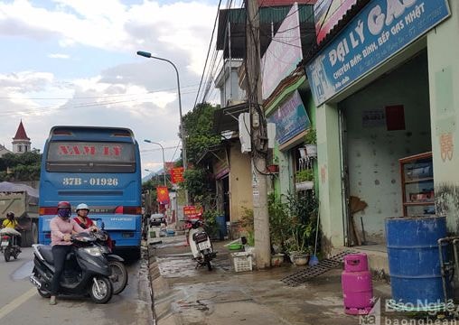 Kỳ Sơn: Xe khách dàn hàng trên Quốc lộ 7A