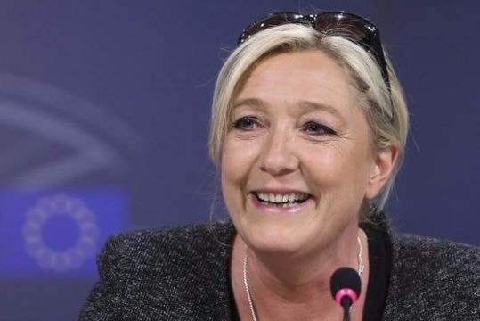 Thủ tướng Pháp cáo buộc ứng viên Le Pen lợi dụng vụ tấn công Paris