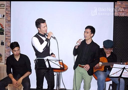 Giọng ca 'thôi miên' người nghe của chàng ca sỹ phòng trà