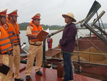 Mật phục bắt nhanh xà lan khai thác cát trái phép