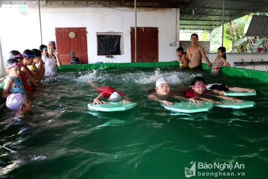 Gần 100% học sinh lớp 5 một trường tiểu học miền núi được dạy bơi