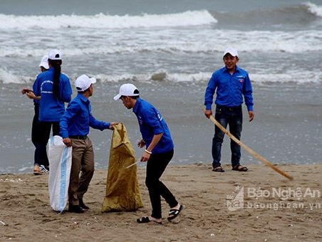 2.000 đoàn viên, thanh niên làm sạch bãi biển Cửa Lò