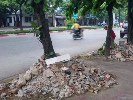 Rác xây dựng đổ bừa bãi sau giải tỏa vỉa hè đô thị Vinh