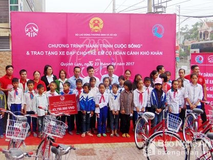 Bảo hiểm nhân thọ AIA trao 25 xe đạp cho học sinh nghèo