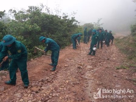 Kỳ Sơn: Hơn 60 dân quân giúp xã Keng Đu duy tu đường giao thông