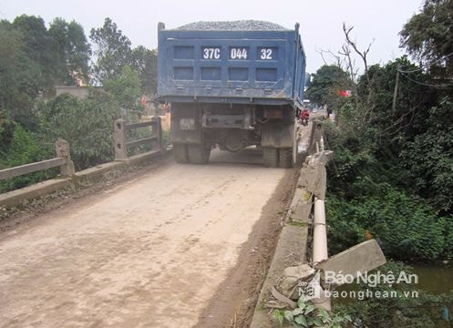 Xe máy rơi xuống cầu, 2 người bị thương