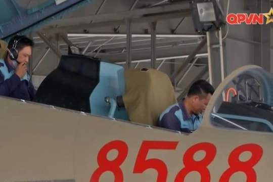 Mục sở thị buồng lái tiêm kích Su-30MK2 của Việt Nam